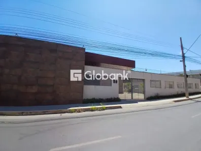 Prédio Comercial para alugar, 634m² no Centro, Montes Claros
