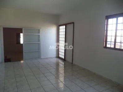 Casa com 3 Quartos para alugar, 182m² no Santa Mônica, Uberlândia