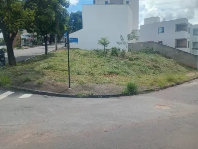 Lote/Terreno à venda, 367m² no Cabral, Contagem