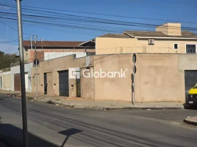 Casa com 6 Quartos à venda, 350m² no Sagrada Família, Montes Claros
