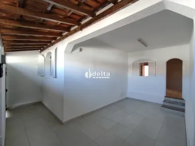 Casa com 2 Quartos para alugar, 140m² no Martins, Uberlândia