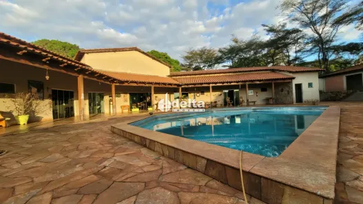 Casa com 3 Quartos para alugar, 1169m² no Chácaras Tubalina e Quartel, Uberlândia