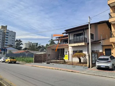Casa com 3 Quartos para alugar, 600m² no Centro, Palhoça