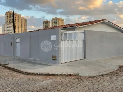 Casa com 3 Quartos para alugar, 180m² no Candelária, Natal