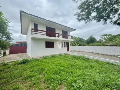 Casa com 3 Quartos para alugar, 350m² no Tomazetti, Santa Maria