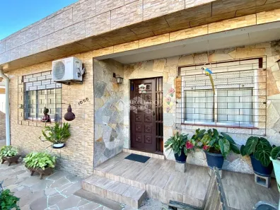 Casa com 3 Quartos à venda, 160m² no Santa Maria Goretti, Porto Alegre