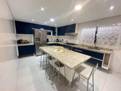 Sobrado com 4 Quartos à venda, 262m² no Iná, São José dos Pinhais