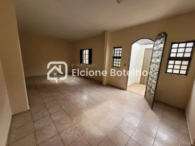 Casa com 5 Quartos para alugar, 220m² no Nossa Senhora Aparecida, Uberlândia