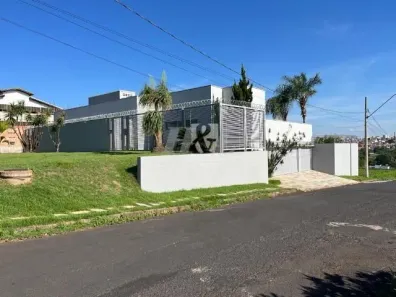 Casa com 3 Quartos à venda, 314m² no Jardim Karaíba, Uberlândia