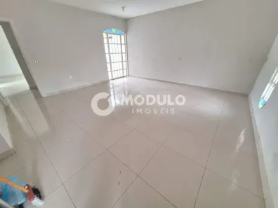 Casa com 4 Quartos para alugar, 180m² no Luizote de Freitas, Uberlândia