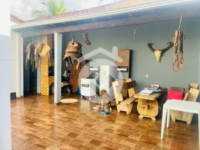 Casa com 3 Quartos para alugar, 200m² no Jardim Patrícia, Uberlândia