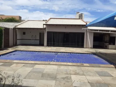 Sobrado com 3 Quartos à venda, 401m² no Umuarama, Uberlândia