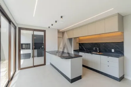 Casa com 3 Quartos para alugar, 180m² no América, Joinville