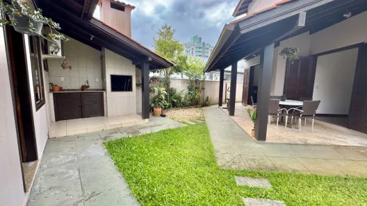 Casa com 3 Quartos à venda, 233m² no Itacorubi, Florianópolis