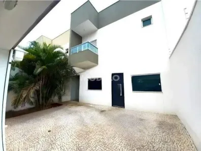 Casa com 2 Quartos para alugar, 100m² no Jardim Inconfidência, Uberlândia