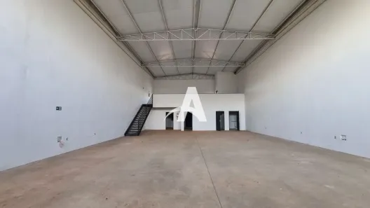 Galpão/Depósito/Armazém para alugar, 335m² no Novo Mundo, Uberlândia