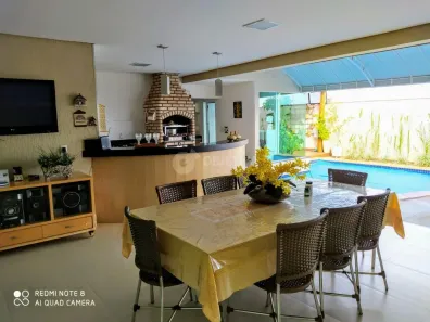 Casa de Condomínio com 3 Quartos para alugar, 300m² no Aclimação, Uberlândia