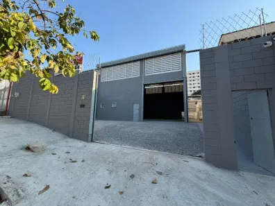 Galpão/Depósito/Armazém com 1 Quarto para venda ou aluguel, 445m² no Del Castilho, Rio de Janeiro