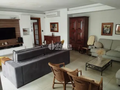 Casa com 3 Quartos à venda, 230m² no Saraiva, Uberlândia