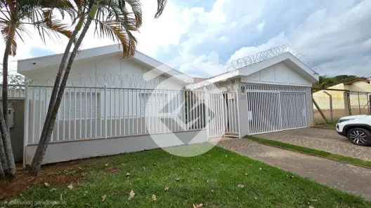 Casa com 3 Quartos para alugar, 214m² no Jardim Karaíba, Uberlândia