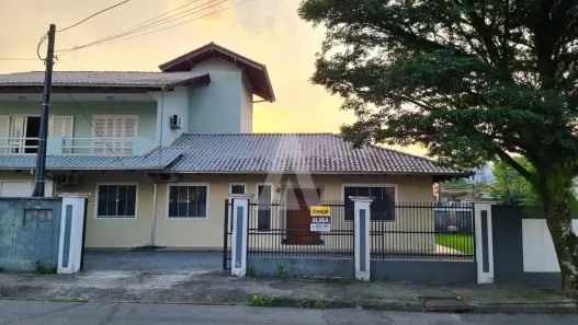 Casa com 2 Quartos para alugar, 130m² no Bom Retiro, Joinville
