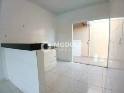Casa com 2 Quartos para alugar, 60m² no Shopping Park, Uberlândia