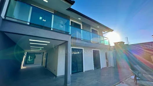 Sobrado com 4 Quartos à venda, 138m² no Centro, Guaratuba