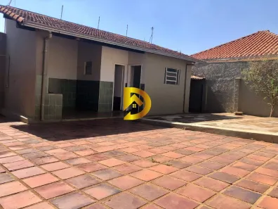 Casa com 3 Quartos para alugar, 120m² no Mercês, Uberaba