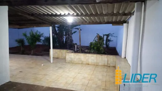 Casa com 2 Quartos para alugar, 90m² no São Jorge, Uberlândia