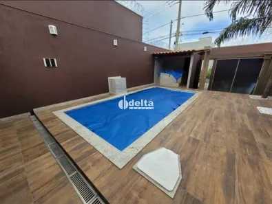 Casa com 3 Quartos para alugar, 210m² no Jardim Europa, Uberlândia