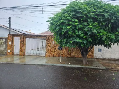 Casa com 3 Quartos para alugar, 184m² no Jardim Pinheiros (Vila Xavier), Araraquara