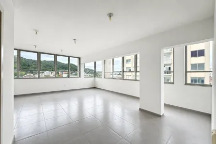 Sala Comercial para alugar, 49m² no Centro, Joinville