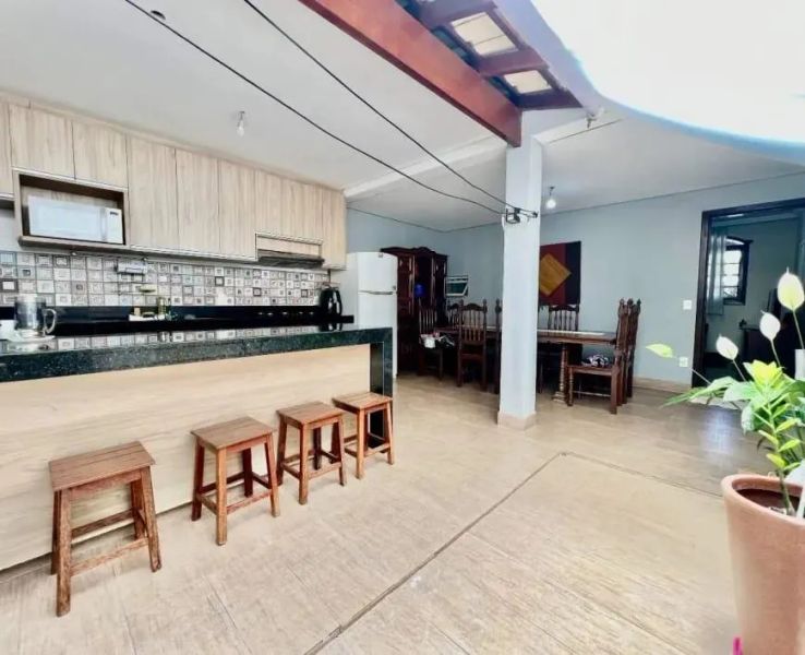 Casa com 3 quartos — Santa Amélia, Belo Horizonte
