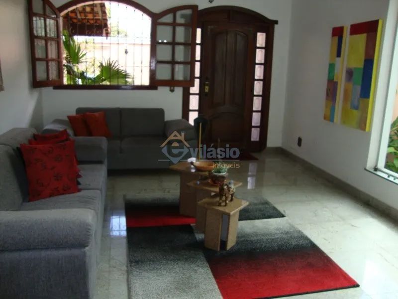Casa com 5 quartos — Heliópolis, Belo Horizonte
