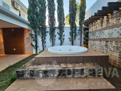 Casa de Condomínio com 3 Quartos para alugar, 200m² no Jardim Karaíba, Uberlândia
