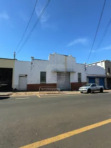 Galpão/Depósito/Armazém para alugar, 440m² no Centro, Araguari