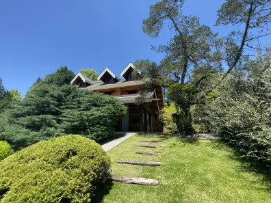 Sobrado com 3 Quartos à venda, 235m² no , Campos do Jordão