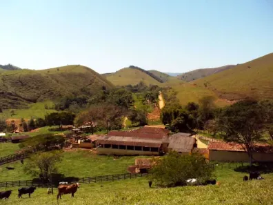 Fazenda/Sítio com 3 Quartos à venda, 1200m² no Santa Lucrécia, Lorena