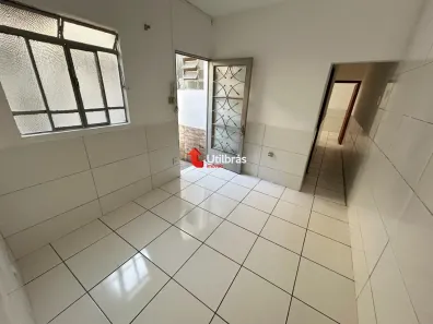 Casa com 2 Quartos para alugar, 50m² no Sagrada Família, Belo Horizonte