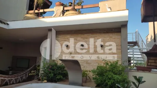 Casa com 3 Quartos à venda, 700m² no Planalto, Uberlândia