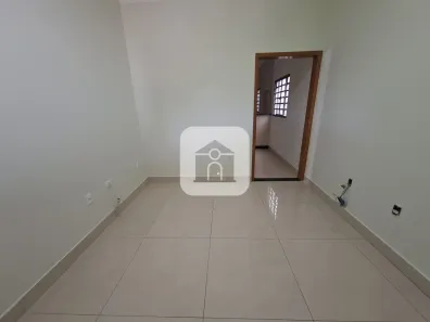 Casa com 3 Quartos para alugar, 100m² no Jardim Holanda, Uberlândia