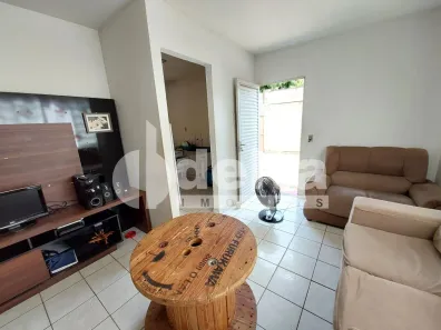 Casa com 3 Quartos à venda, 60m² no Jardim Holanda, Uberlândia