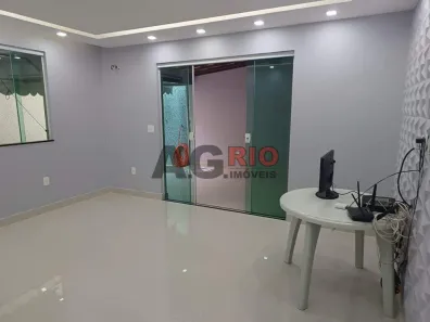 Casa com 2 Quartos à venda, 45m² no Vila Valqueire, Rio de Janeiro