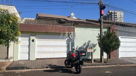 Casa com 3 Quartos à venda, 250m² no Laranjeiras, Uberlândia