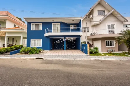 Casa de Condomínio com 4 Quartos para alugar, 200m² no Uberaba, Curitiba