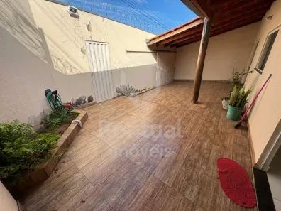 Casa com 2 Quartos para alugar, 90m² no Aclimação, Uberlândia