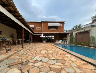 Sobrado com 3 Quartos à venda, 239m² no Jardim Karaíba, Uberlândia