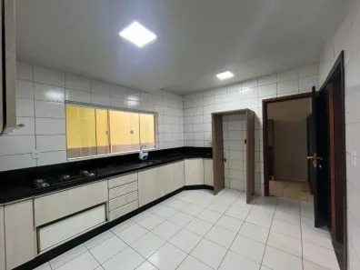 Sobrado com 3 Quartos para alugar, 140m² no Recanto Tropical, Cascavel