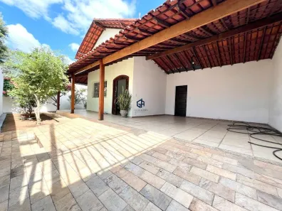 Casa com 3 Quartos à venda, 360m² no Santa Amélia, Belo Horizonte