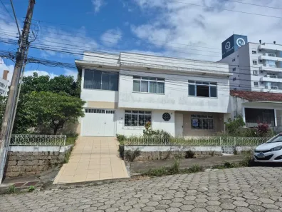 Imóvel Comercial com 3 Quartos para alugar, 550m² no Barreiros, São José